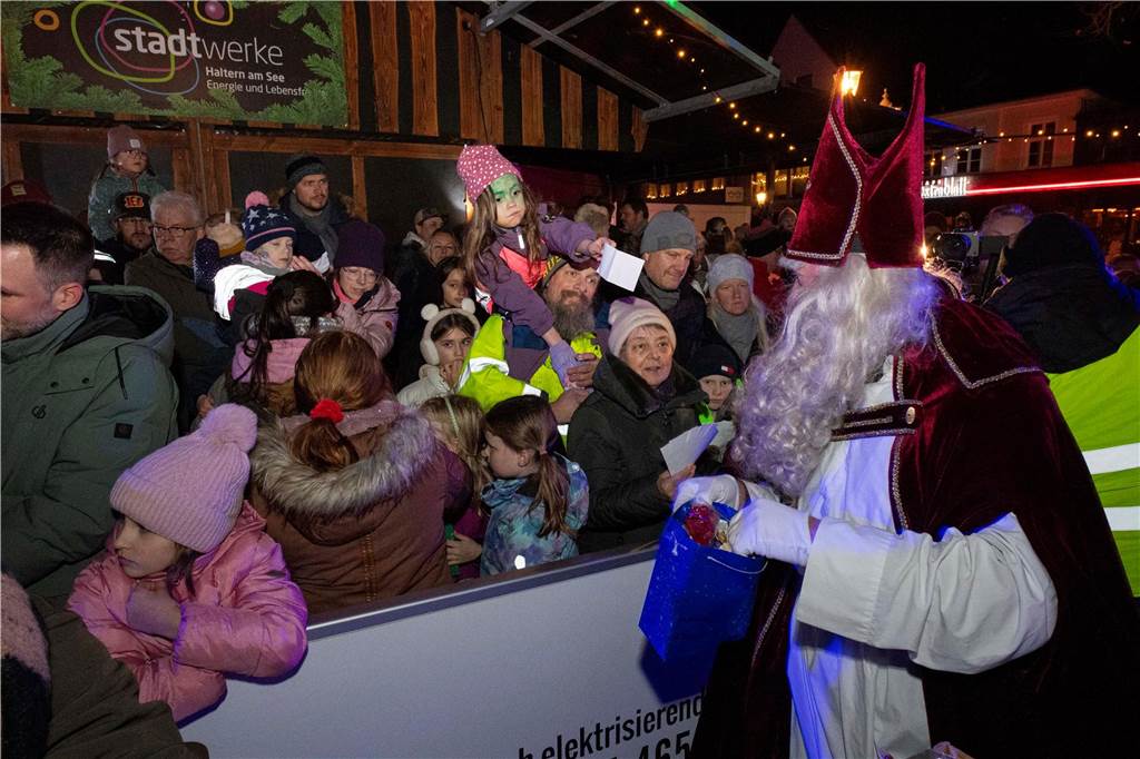 Hunderte Kinder und Erwachsene begleiteten den Nikolaus auf seinem Weg vom Anleger am Stausee in die Innenstadt.
