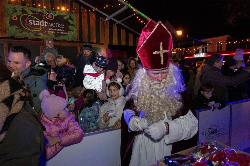 Hunderte Kinder und Erwachsene begleiteten den Nikolaus auf seinem Weg vom Anleger am Stausee in die Innenstadt.