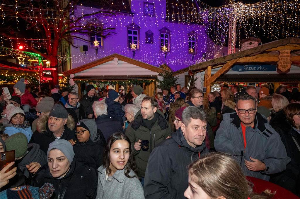 Hunderte Kinder und Erwachsene begleiteten den Nikolaus auf seinem Weg vom Anleger am Stausee in die Innenstadt.