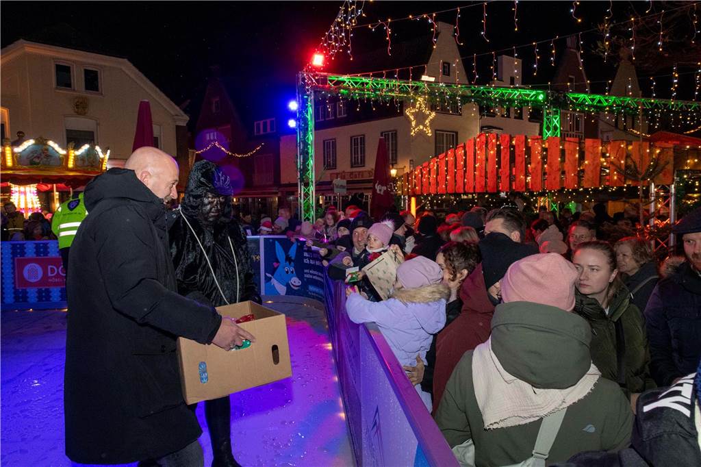 Hunderte Kinder und Erwachsene begleiteten den Nikolaus auf seinem Weg vom Anleger am Stausee in die Innenstadt.
