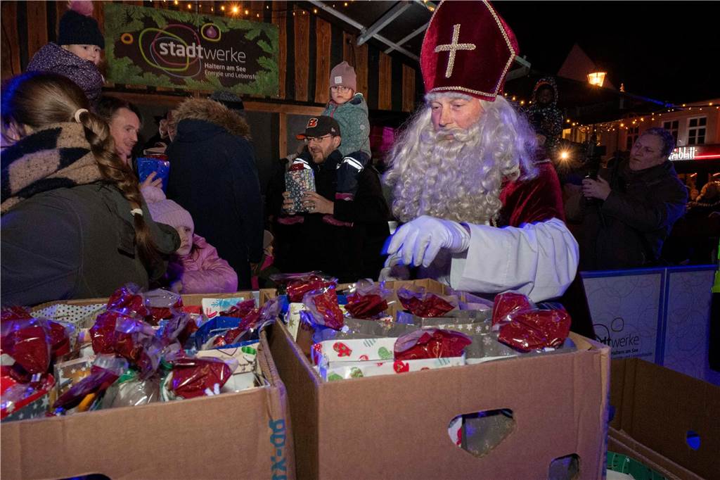 Hunderte Kinder und Erwachsene begleiteten den Nikolaus auf seinem Weg vom Anleger am Stausee in die Innenstadt.