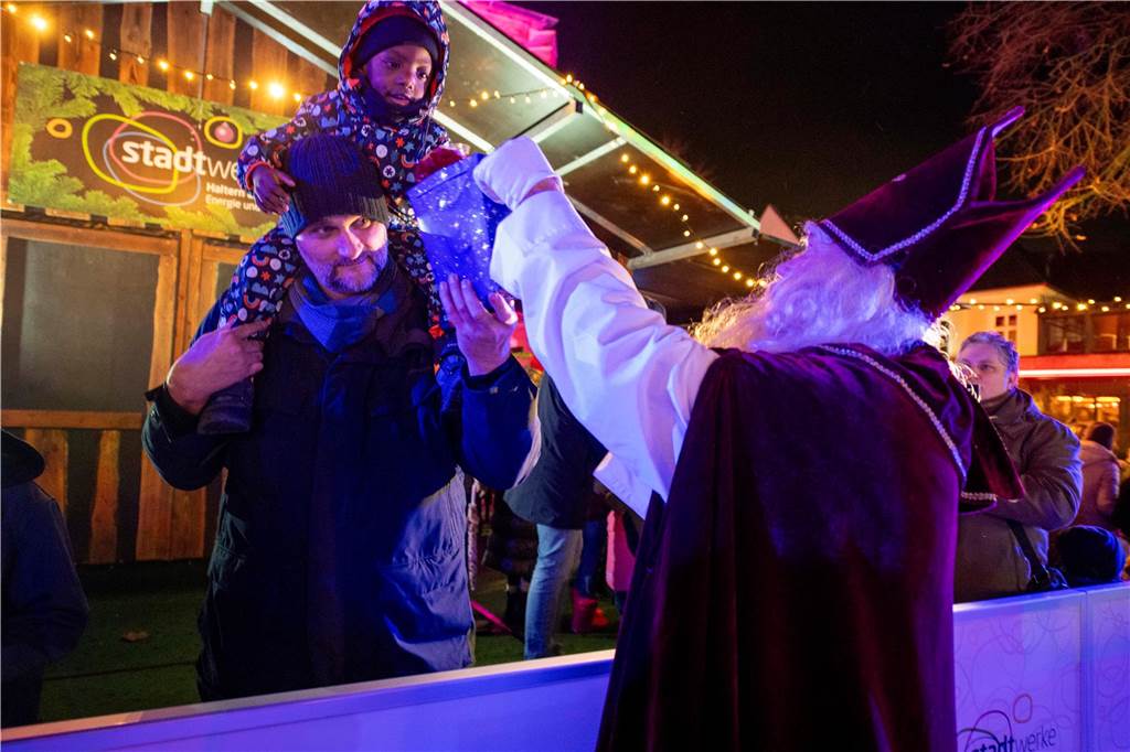 Hunderte Kinder und Erwachsene begleiteten den Nikolaus auf seinem Weg vom Anleger am Stausee in die Innenstadt.