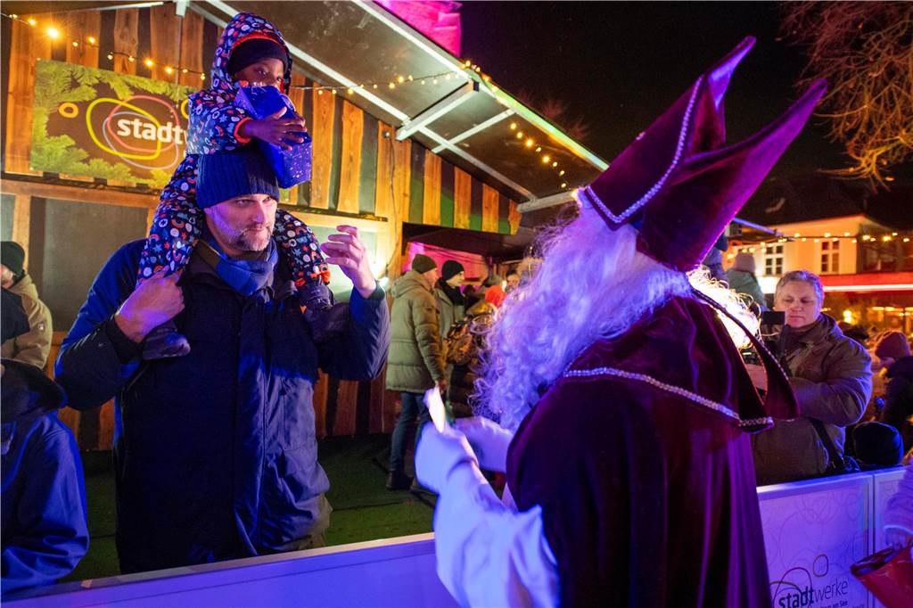 Hunderte Kinder und Erwachsene begleiteten den Nikolaus auf seinem Weg vom Anleger am Stausee in die Innenstadt.