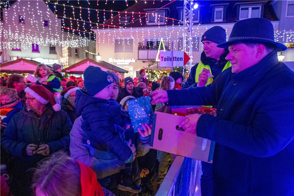Hunderte Kinder und Erwachsene begleiteten den Nikolaus auf seinem Weg vom Anleger am Stausee in die Innenstadt.