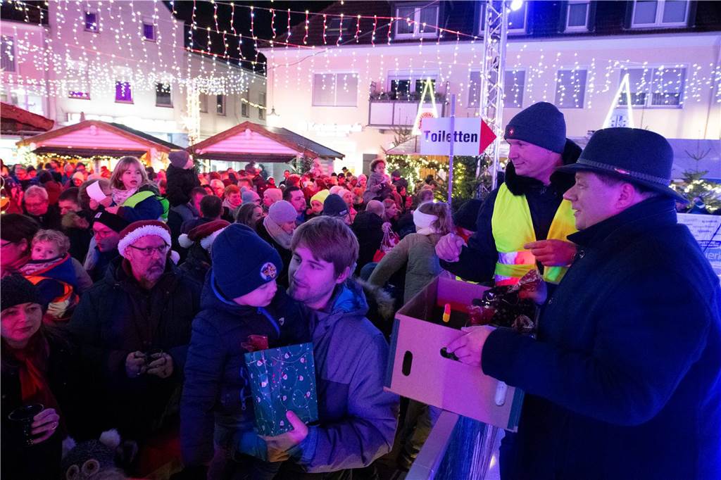 Hunderte Kinder und Erwachsene begleiteten den Nikolaus auf seinem Weg vom Anleger am Stausee in die Innenstadt.