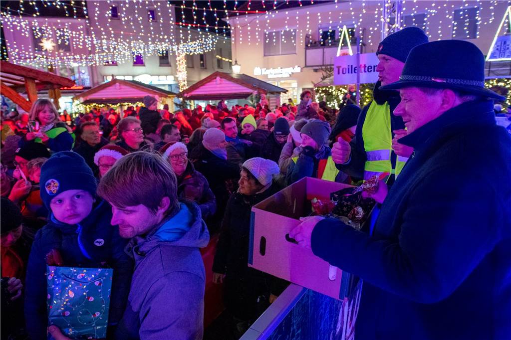 Hunderte Kinder und Erwachsene begleiteten den Nikolaus auf seinem Weg vom Anleger am Stausee in die Innenstadt.