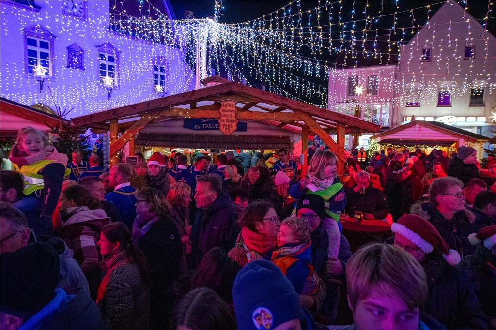 Hunderte Kinder und Erwachsene begleiteten den Nikolaus auf seinem Weg vom Anleger am Stausee in die Innenstadt.
