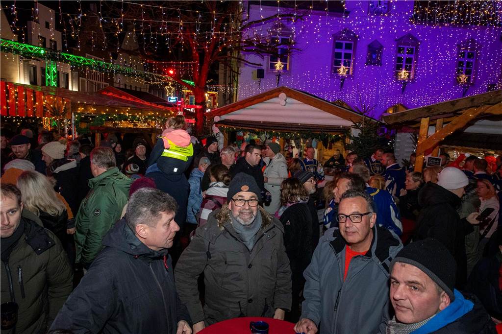 Hunderte Kinder und Erwachsene begleiteten den Nikolaus auf seinem Weg vom Anleger am Stausee in die Innenstadt.