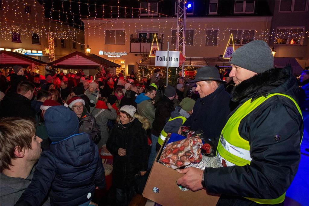 Hunderte Kinder und Erwachsene begleiteten den Nikolaus auf seinem Weg vom Anleger am Stausee in die Innenstadt.