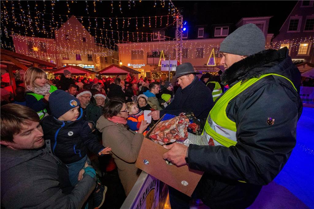 Hunderte Kinder und Erwachsene begleiteten den Nikolaus auf seinem Weg vom Anleger am Stausee in die Innenstadt.