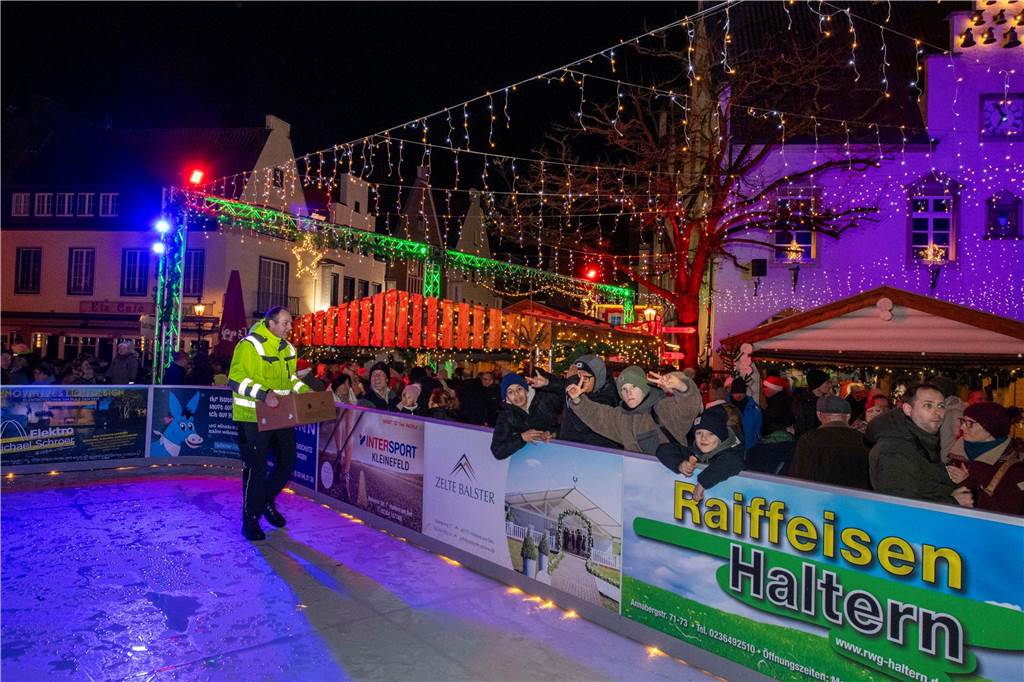 Hunderte Kinder und Erwachsene begleiteten den Nikolaus auf seinem Weg vom Anleger am Stausee in die Innenstadt.