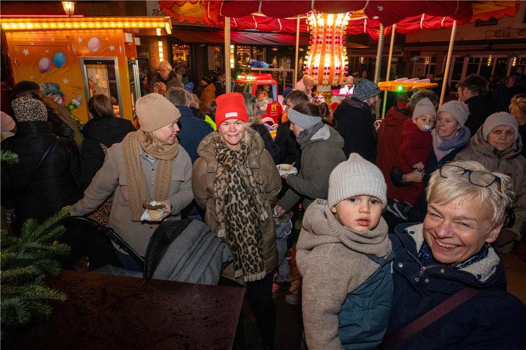 Hunderte Kinder und Erwachsene begleiteten den Nikolaus auf seinem Weg vom Anleger am Stausee in die Innenstadt.