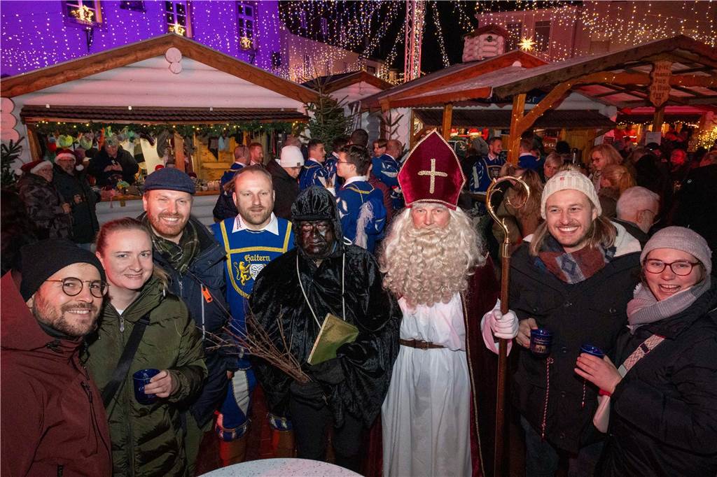 Hunderte Kinder und Erwachsene begleiteten den Nikolaus auf seinem Weg vom Anleger am Stausee in die Innenstadt.