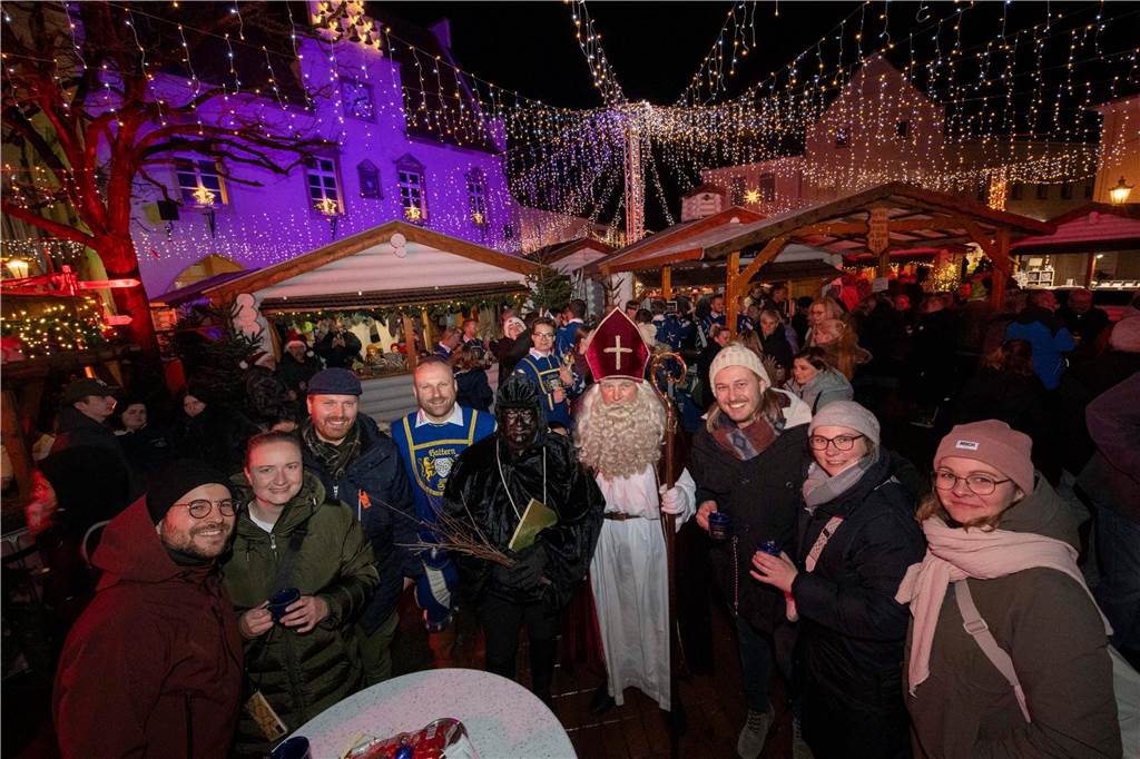 Hunderte Kinder und Erwachsene begleiteten den Nikolaus auf seinem Weg vom Anleger am Stausee in die Innenstadt.