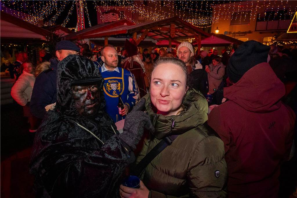 Hunderte Kinder und Erwachsene begleiteten den Nikolaus auf seinem Weg vom Anleger am Stausee in die Innenstadt.