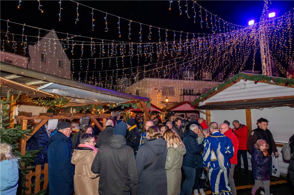 Hunderte Kinder und Erwachsene begleiteten den Nikolaus auf seinem Weg vom Anleger am Stausee in die Innenstadt.