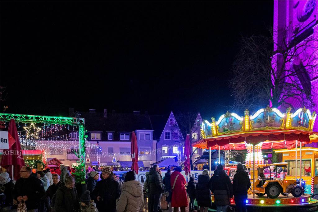 Hunderte Kinder und Erwachsene begleiteten den Nikolaus auf seinem Weg vom Anleger am Stausee in die Innenstadt.