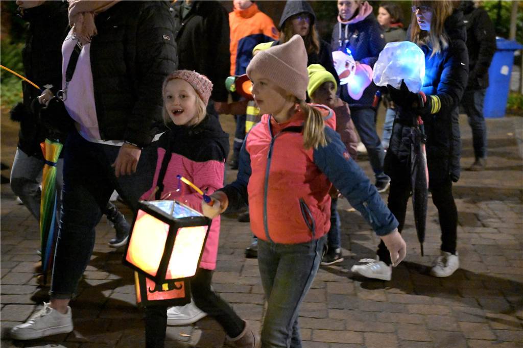Hunderte Kinder und Erwachsene haben am Mittwochabend (8. November) den Martinsumzug in Olfen begleitet. Zunächst gab es auf dem geschmückten Schulhof der Wieschhof-Grundschule die Geschichte des römischen Soldaten Martinus. Danach zog der Laternenumzug durch den Ort, begleitet von drei Musikgruppen.