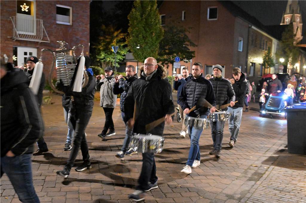 Hunderte Kinder und Erwachsene haben am Mittwochabend (8. November) den Martinsumzug in Olfen begleitet. Zunächst gab es auf dem geschmückten Schulhof der Wieschhof-Grundschule die Geschichte des römischen Soldaten Martinus. Danach zog der Laternenumzug durch den Ort, begleitet von drei Musikgruppen.
