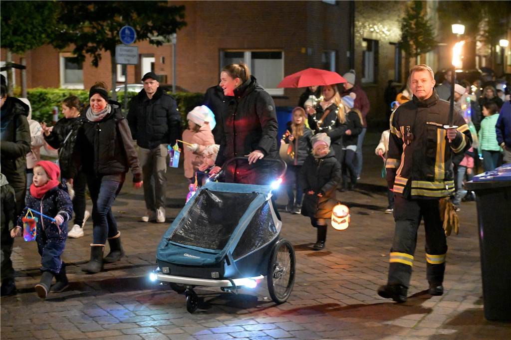 Hunderte Kinder und Erwachsene haben am Mittwochabend (8. November) den Martinsumzug in Olfen begleitet. Zunächst gab es auf dem geschmückten Schulhof der Wieschhof-Grundschule die Geschichte des römischen Soldaten Martinus. Danach zog der Laternenumzug durch den Ort, begleitet von drei Musikgruppen.