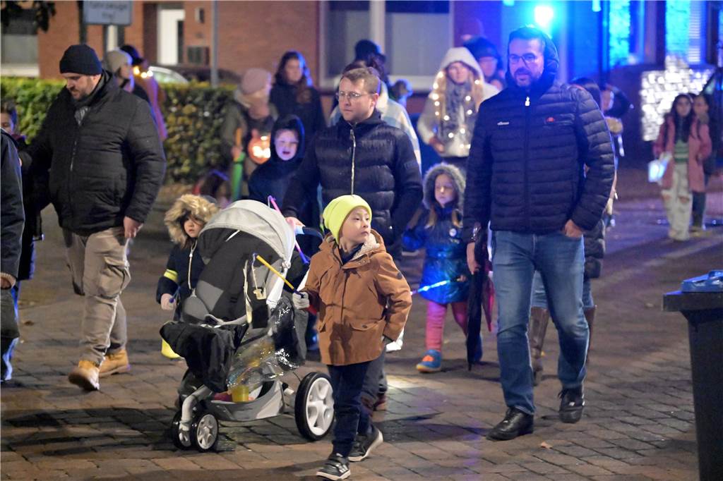 Hunderte Kinder und Erwachsene haben am Mittwochabend (8. November) den Martinsumzug in Olfen begleitet. Zunächst gab es auf dem geschmückten Schulhof der Wieschhof-Grundschule die Geschichte des römischen Soldaten Martinus. Danach zog der Laternenumzug durch den Ort, begleitet von drei Musikgruppen.