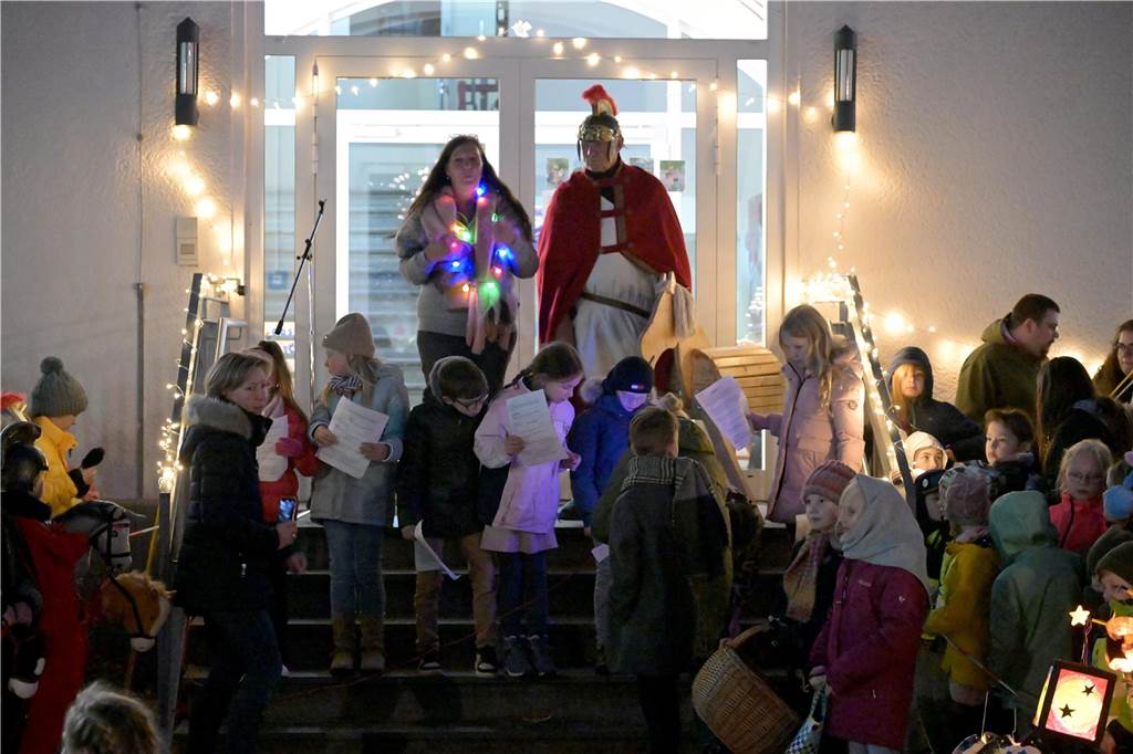 Hunderte Kinder und Erwachsene haben am Mittwochabend (8. November) den Martinsumzug in Olfen begleitet. Zunächst gab es auf dem geschmückten Schulhof der Wieschhof-Grundschule die Geschichte des römischen Soldaten Martinus. Danach zog der Laternenumzug durch den Ort, begleitet von drei Musikgruppen.