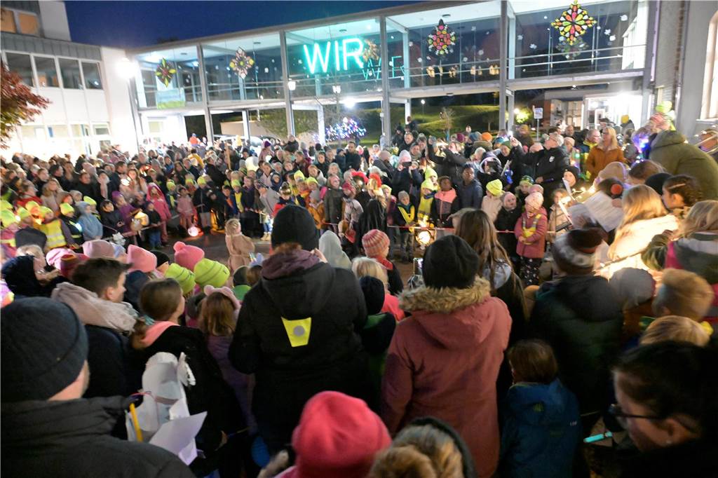 Hunderte Kinder und Erwachsene haben am Mittwochabend (8. November) den Martinsumzug in Olfen begleitet. Zunächst gab es auf dem geschmückten Schulhof der Wieschhof-Grundschule die Geschichte des römischen Soldaten Martinus. Danach zog der Laternenumzug durch den Ort, begleitet von drei Musikgruppen.