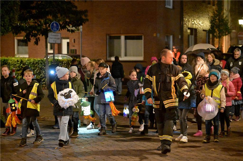 Hunderte Kinder und Erwachsene haben am Mittwochabend (8. November) den Martinsumzug in Olfen begleitet. Zunächst gab es auf dem geschmückten Schulhof der Wieschhof-Grundschule die Geschichte des römischen Soldaten Martinus. Danach zog der Laternenumzug durch den Ort, begleitet von drei Musikgruppen.