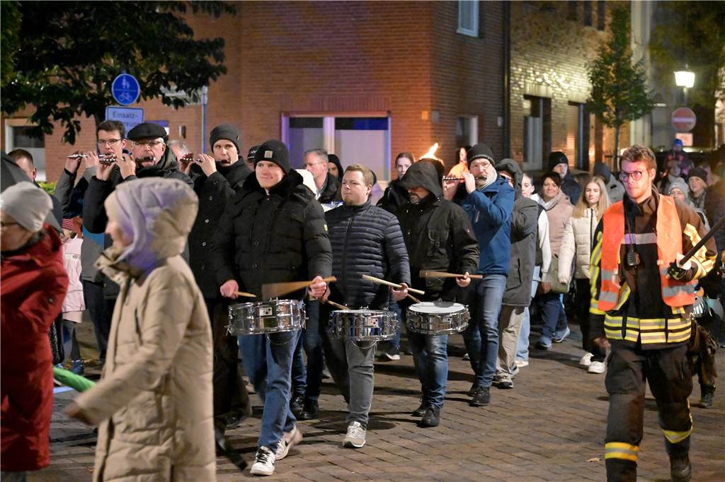Hunderte Kinder und Erwachsene haben am Mittwochabend (8. November) den Martinsumzug in Olfen begleitet. Zunächst gab es auf dem geschmückten Schulhof der Wieschhof-Grundschule die Geschichte des römischen Soldaten Martinus. Danach zog der Laternenumzug durch den Ort, begleitet von drei Musikgruppen.