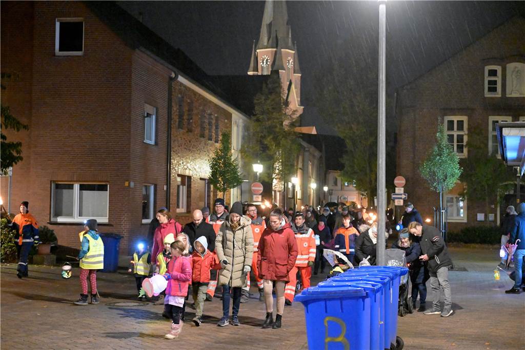 Hunderte Kinder und Erwachsene haben am Mittwochabend (8. November) den Martinsumzug in Olfen begleitet. Zunächst gab es auf dem geschmückten Schulhof der Wieschhof-Grundschule die Geschichte des römischen Soldaten Martinus. Danach zog der Laternenumzug durch den Ort, begleitet von drei Musikgruppen.