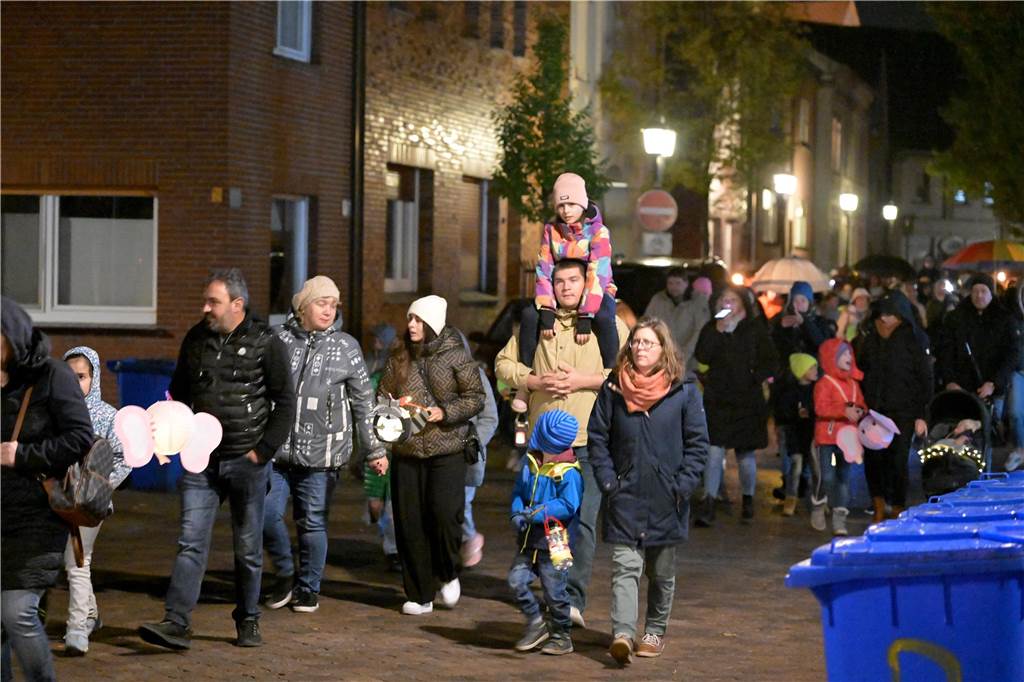 Hunderte Kinder und Erwachsene haben am Mittwochabend (8. November) den Martinsumzug in Olfen begleitet. Zunächst gab es auf dem geschmückten Schulhof der Wieschhof-Grundschule die Geschichte des römischen Soldaten Martinus. Danach zog der Laternenumzug durch den Ort, begleitet von drei Musikgruppen.