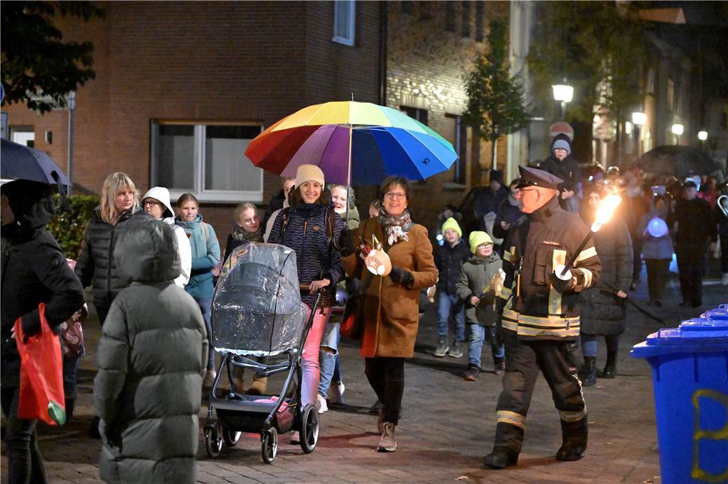 Hunderte Kinder und Erwachsene haben am Mittwochabend (8. November) den Martinsumzug in Olfen begleitet. Zunächst gab es auf dem geschmückten Schulhof der Wieschhof-Grundschule die Geschichte des römischen Soldaten Martinus. Danach zog der Laternenumzug durch den Ort, begleitet von drei Musikgruppen.