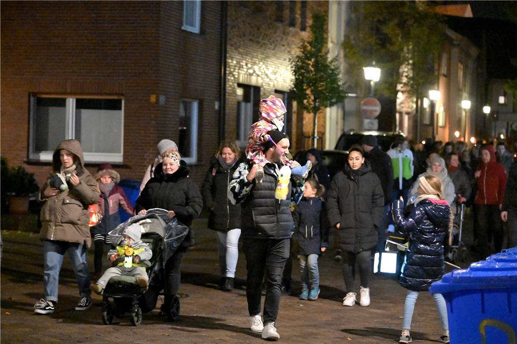 Hunderte Kinder und Erwachsene haben am Mittwochabend (8. November) den Martinsumzug in Olfen begleitet. Zunächst gab es auf dem geschmückten Schulhof der Wieschhof-Grundschule die Geschichte des römischen Soldaten Martinus. Danach zog der Laternenumzug durch den Ort, begleitet von drei Musikgruppen.