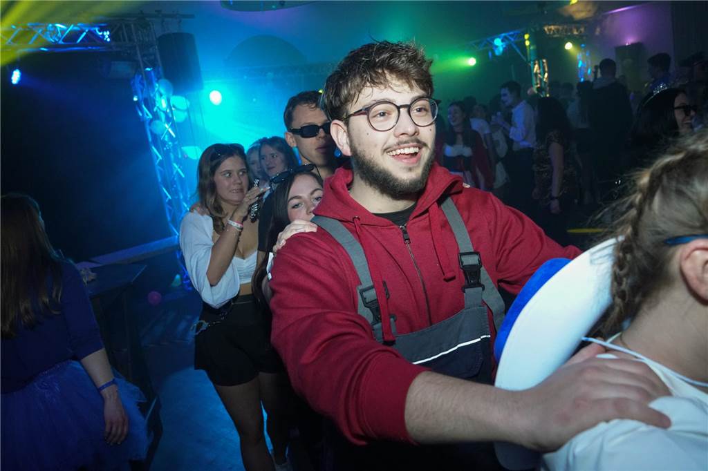 Jecke Zeiten im Brauhaus: So feierte Kirchhellen den KarneBall Hunderte Kirchhellenerinnen und Kirchhellener feierten zusammen mit dem VfB den großen KarneBall.