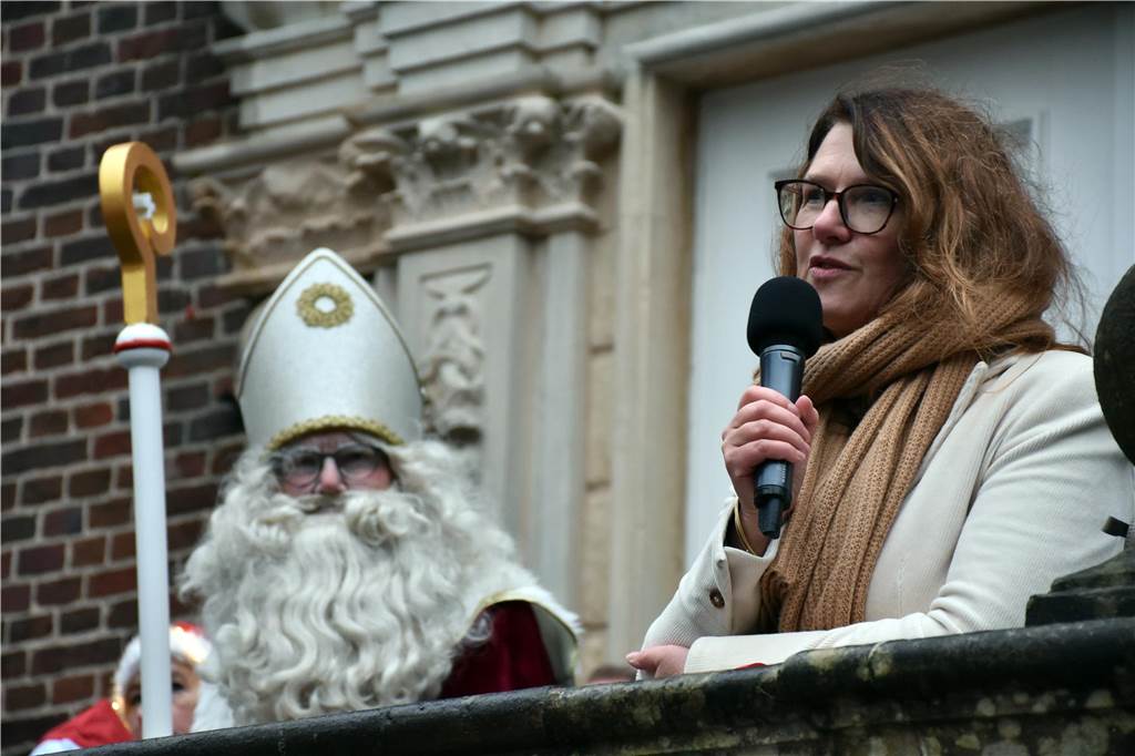 Hunderte kleine und große Ahauserinnen und Ahauser haben am Donnerstag den Nikolaus auf dem Schlossinnenhof empfangen. Mit seinen Pagen und vielen Helfern, die ihn bei seiner schweren Aufgabe unterstützen, wird er jetzt die Familien in ihren Häusern besuchen. 