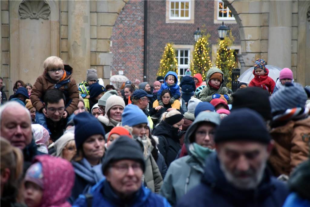 Hunderte kleine und große Ahauserinnen und Ahauser haben am Donnerstag den Nikolaus auf dem Schlossinnenhof empfangen. Mit seinen Pagen und vielen Helfern, die ihn bei seiner schweren Aufgabe unterstützen, wird er jetzt die Familien in ihren Häusern besuchen. 