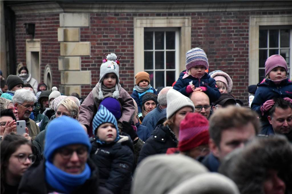 Hunderte kleine und große Ahauserinnen und Ahauser haben am Donnerstag den Nikolaus auf dem Schlossinnenhof empfangen. Mit seinen Pagen und vielen Helfern, die ihn bei seiner schweren Aufgabe unterstützen, wird er jetzt die Familien in ihren Häusern besuchen. 