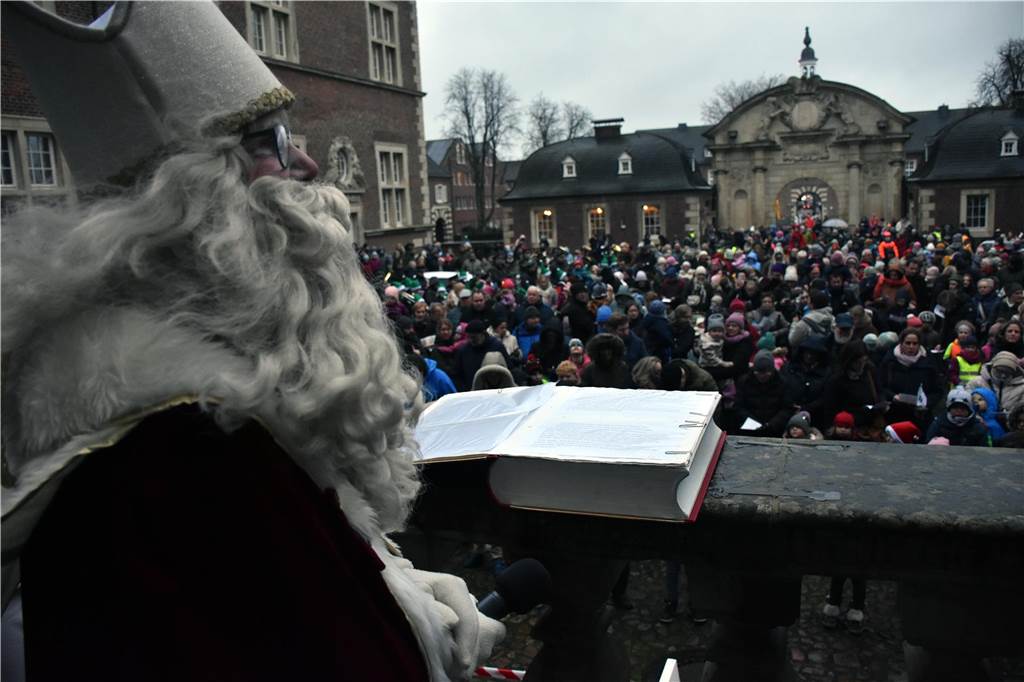 Hunderte kleine und große Ahauserinnen und Ahauser haben am Donnerstag den Nikolaus auf dem Schlossinnenhof empfangen. Mit seinen Pagen und vielen Helfern, die ihn bei seiner schweren Aufgabe unterstützen, wird er jetzt die Familien in ihren Häusern besuchen. 