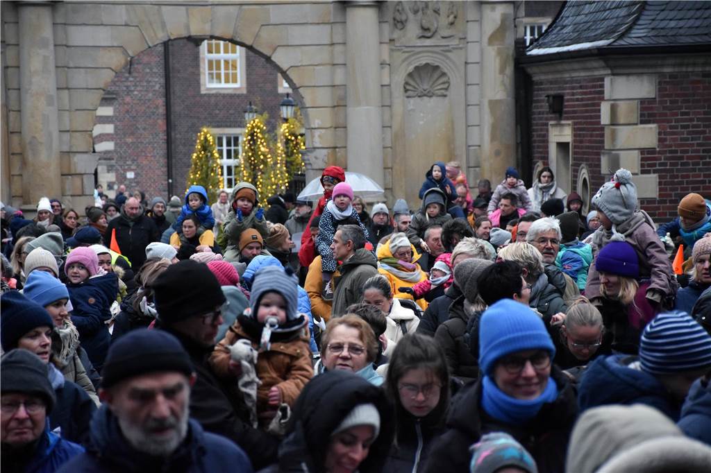 Hunderte kleine und große Ahauserinnen und Ahauser haben am Donnerstag den Nikolaus auf dem Schlossinnenhof empfangen. Mit seinen Pagen und vielen Helfern, die ihn bei seiner schweren Aufgabe unterstützen, wird er jetzt die Familien in ihren Häusern besuchen. 