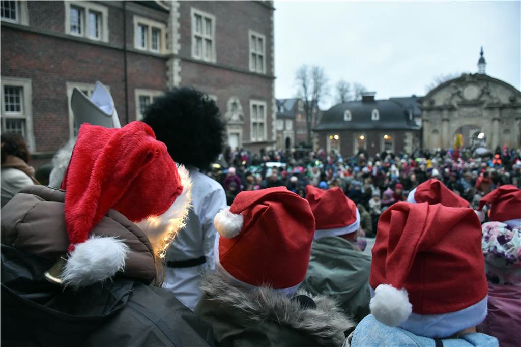 Hunderte kleine und große Ahauserinnen und Ahauser haben am Donnerstag den Nikolaus auf dem Schlossinnenhof empfangen. Mit seinen Pagen und vielen Helfern, die ihn bei seiner schweren Aufgabe unterstützen, wird er jetzt die Familien in ihren Häusern besuchen. 