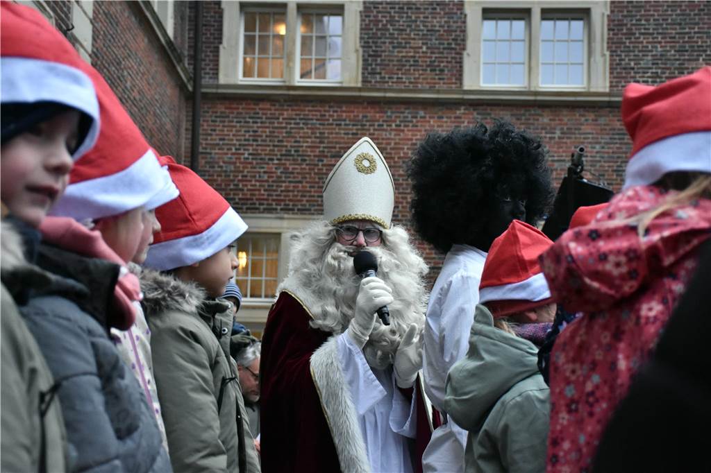 Hunderte kleine und große Ahauserinnen und Ahauser haben am Donnerstag den Nikolaus auf dem Schlossinnenhof empfangen. Mit seinen Pagen und vielen Helfern, die ihn bei seiner schweren Aufgabe unterstützen, wird er jetzt die Familien in ihren Häusern besuchen. 