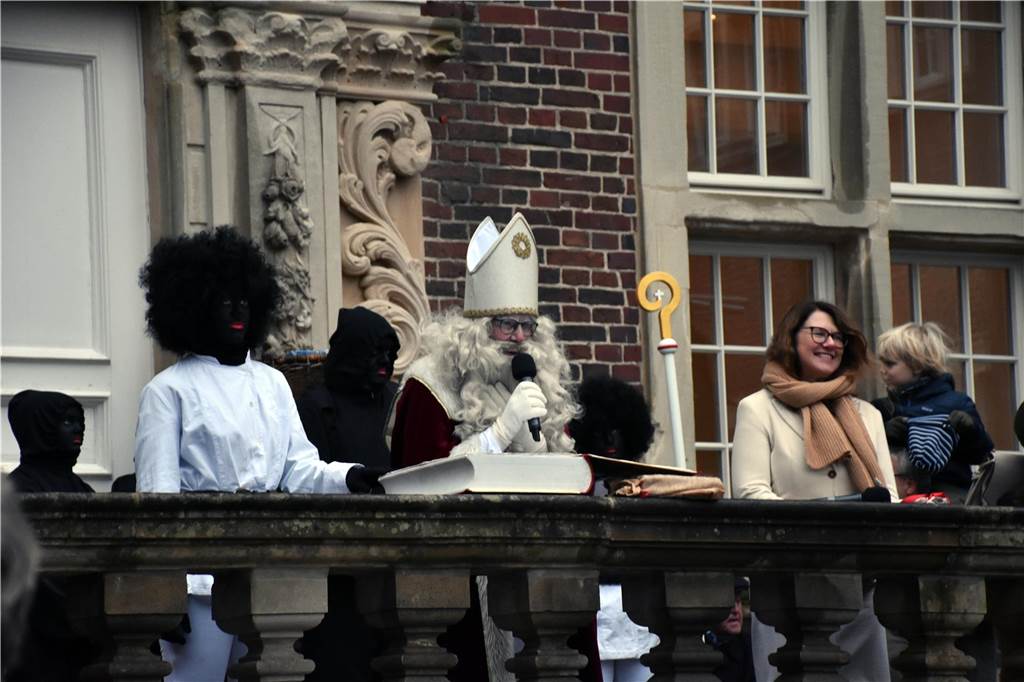 Hunderte kleine und große Ahauserinnen und Ahauser haben am Donnerstag den Nikolaus auf dem Schlossinnenhof empfangen. Mit seinen Pagen und vielen Helfern, die ihn bei seiner schweren Aufgabe unterstützen, wird er jetzt die Familien in ihren Häusern besuchen. 