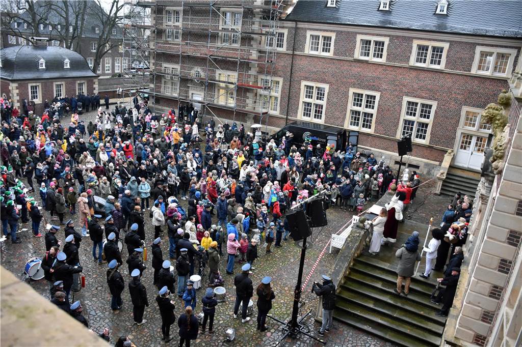 Hunderte kleine und große Ahauserinnen und Ahauser haben am Donnerstag den Nikolaus auf dem Schlossinnenhof empfangen. Mit seinen Pagen und vielen Helfern, die ihn bei seiner schweren Aufgabe unterstützen, wird er jetzt die Familien in ihren Häusern besuchen. 