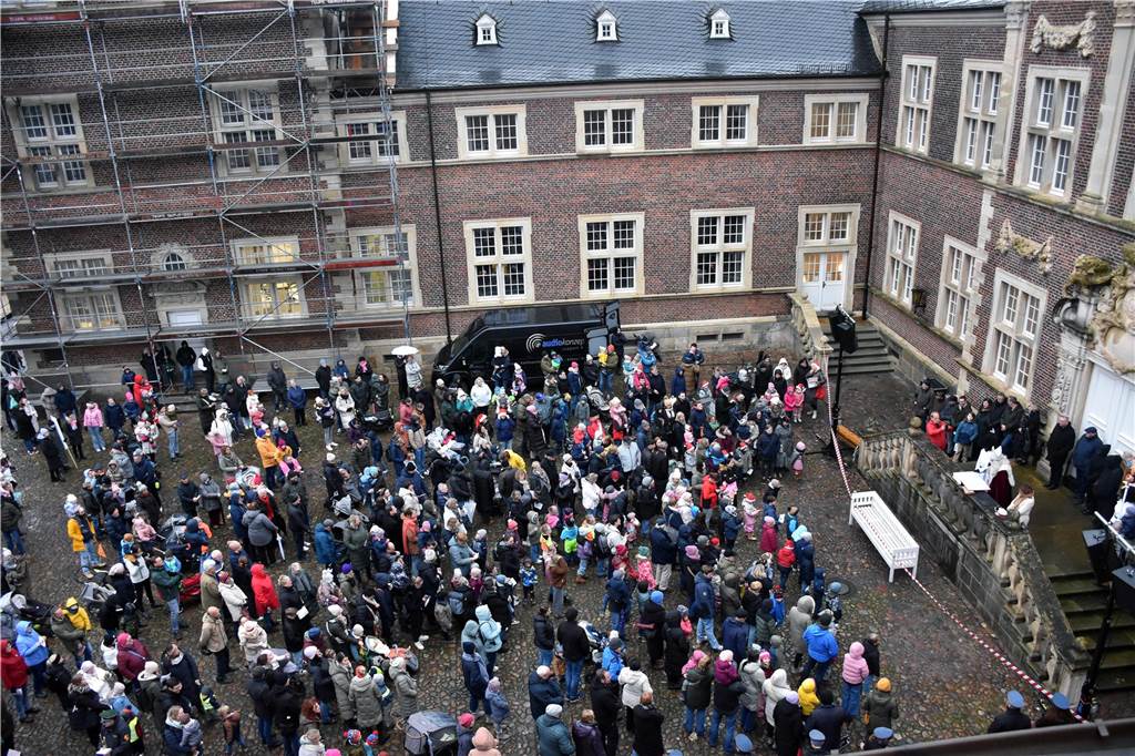 Hunderte kleine und große Ahauserinnen und Ahauser haben am Donnerstag den Nikolaus auf dem Schlossinnenhof empfangen. Mit seinen Pagen und vielen Helfern, die ihn bei seiner schweren Aufgabe unterstützen, wird er jetzt die Familien in ihren Häusern besuchen. 