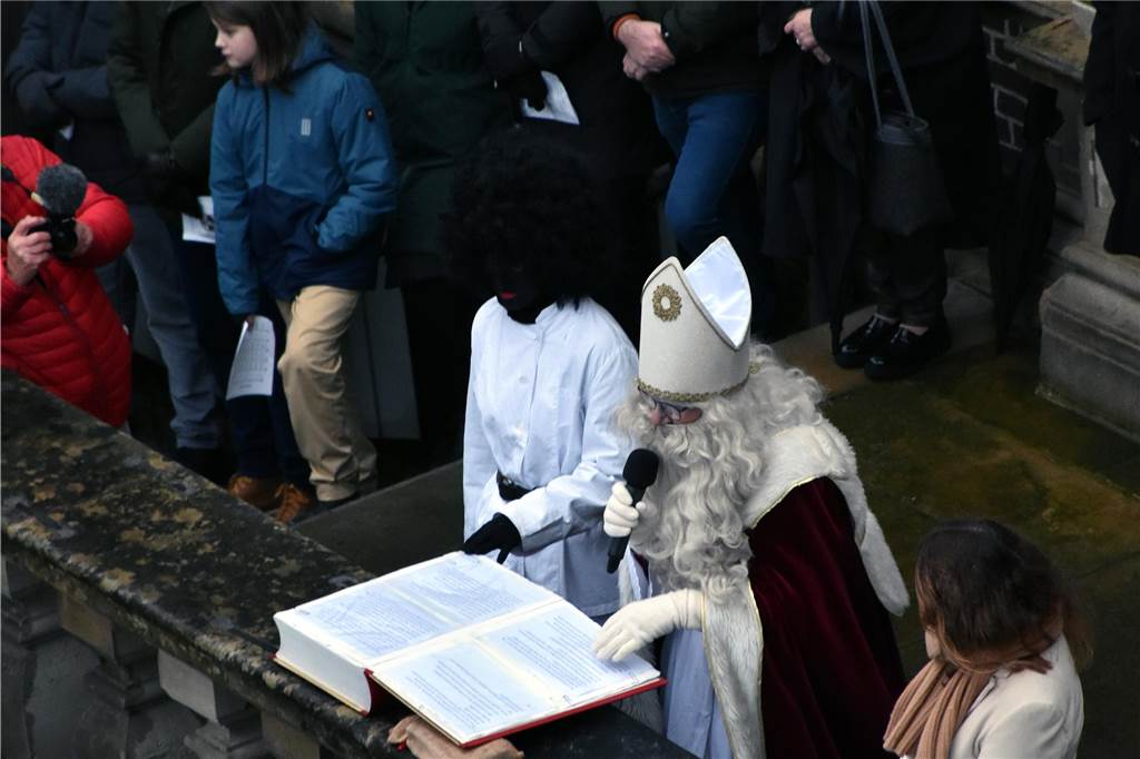 Hunderte kleine und große Ahauserinnen und Ahauser haben am Donnerstag den Nikolaus auf dem Schlossinnenhof empfangen. Mit seinen Pagen und vielen Helfern, die ihn bei seiner schweren Aufgabe unterstützen, wird er jetzt die Familien in ihren Häusern besuchen. 