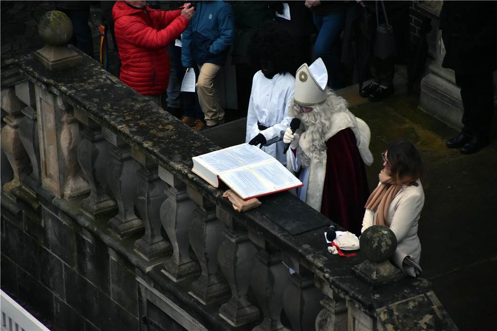 Hunderte kleine und große Ahauserinnen und Ahauser haben am Donnerstag den Nikolaus auf dem Schlossinnenhof empfangen. Mit seinen Pagen und vielen Helfern, die ihn bei seiner schweren Aufgabe unterstützen, wird er jetzt die Familien in ihren Häusern besuchen. 
