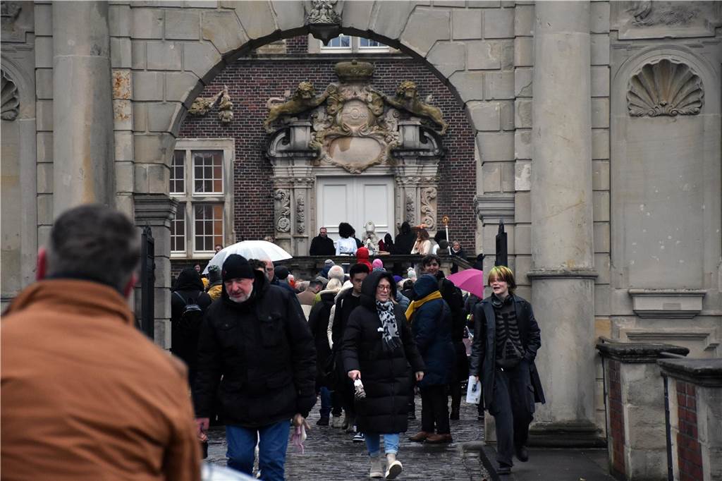 Hunderte kleine und große Ahauserinnen und Ahauser haben am Donnerstag den Nikolaus auf dem Schlossinnenhof empfangen. Mit seinen Pagen und vielen Helfern, die ihn bei seiner schweren Aufgabe unterstützen, wird er jetzt die Familien in ihren Häusern besuchen. 