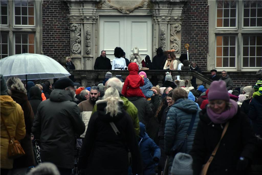 Hunderte kleine und große Ahauserinnen und Ahauser haben am Donnerstag den Nikolaus auf dem Schlossinnenhof empfangen. Mit seinen Pagen und vielen Helfern, die ihn bei seiner schweren Aufgabe unterstützen, wird er jetzt die Familien in ihren Häusern besuchen. 