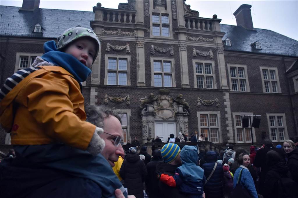 Hunderte kleine und große Ahauserinnen und Ahauser haben am Donnerstag den Nikolaus auf dem Schlossinnenhof empfangen. Mit seinen Pagen und vielen Helfern, die ihn bei seiner schweren Aufgabe unterstützen, wird er jetzt die Familien in ihren Häusern besuchen. 