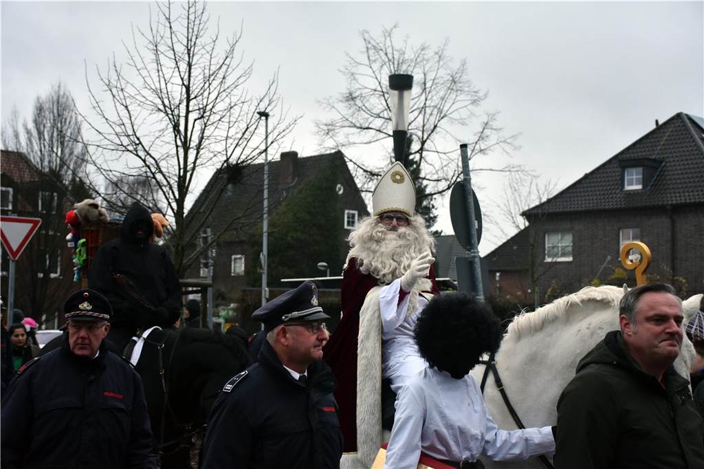 Hunderte kleine und große Ahauserinnen und Ahauser haben am Donnerstag den Nikolaus auf dem Schlossinnenhof empfangen. Mit seinen Pagen und vielen Helfern, die ihn bei seiner schweren Aufgabe unterstützen, wird er jetzt die Familien in ihren Häusern besuchen. 